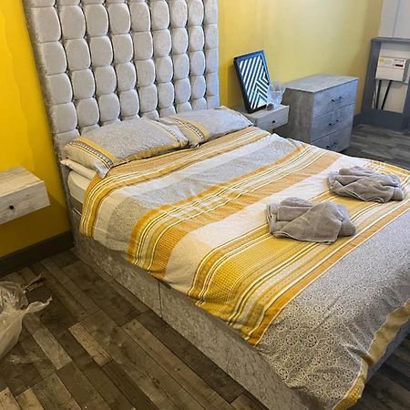 Town Center Large 2 Bedroom Apartment- Sleeps Up To 6 - Dogs Welcome - 2 Minutes From Train Station Blackpool Bagian luar foto