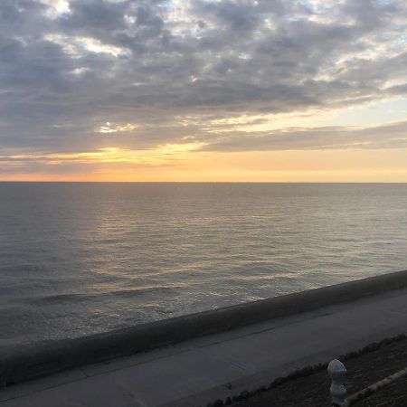 Town Center Large 2 Bedroom Apartment- Sleeps Up To 6 - Dogs Welcome - 2 Minutes From Train Station Blackpool Bagian luar foto