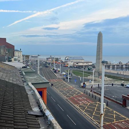 Town Center Large 2 Bedroom Apartment- Sleeps Up To 6 - Dogs Welcome - 2 Minutes From Train Station Blackpool Bagian luar foto