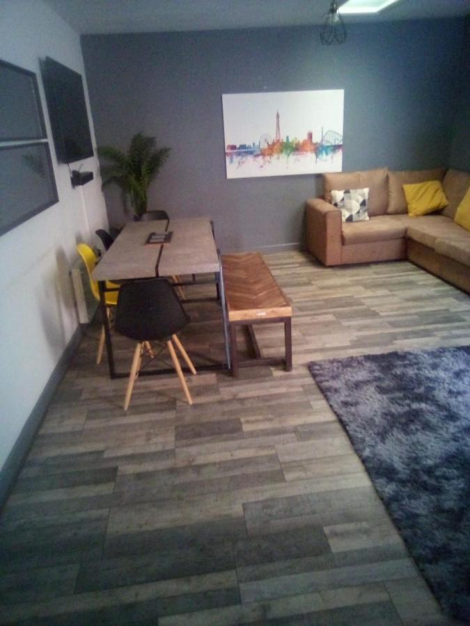 Town Center Large 2 Bedroom Apartment- Sleeps Up To 6 - Dogs Welcome - 2 Minutes From Train Station Blackpool Bagian luar foto