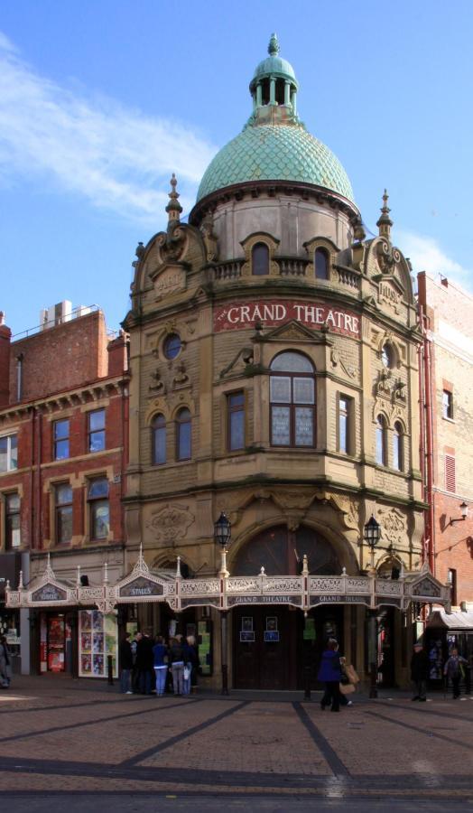 Town Center Large 2 Bedroom Apartment- Sleeps Up To 6 - Dogs Welcome - 2 Minutes From Train Station Blackpool Bagian luar foto