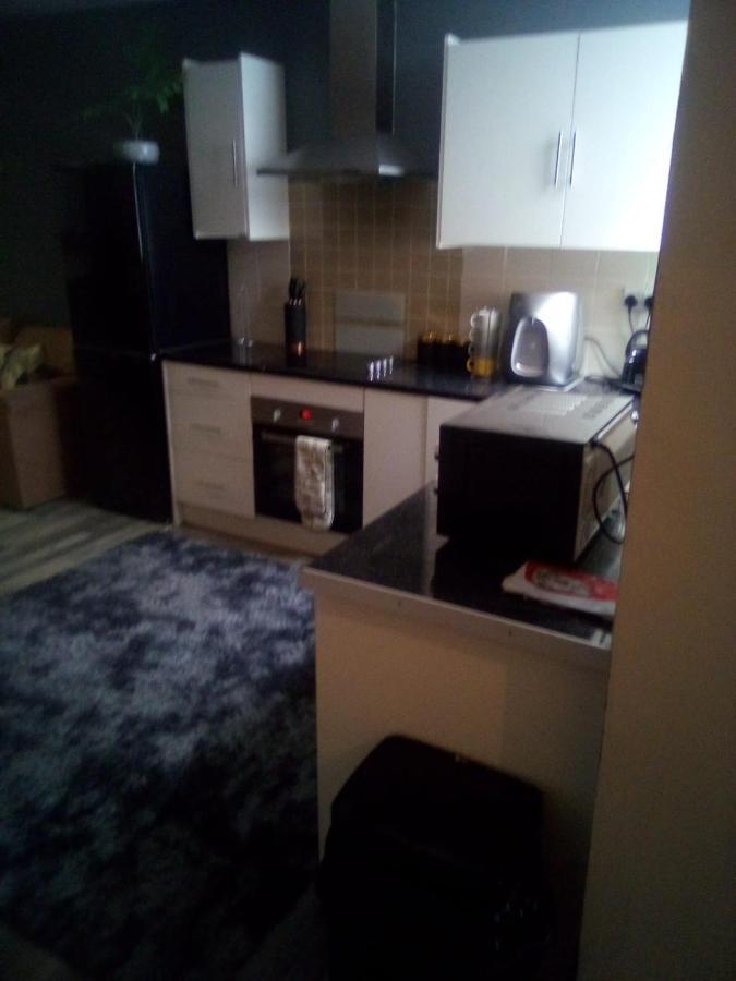 Town Center Large 2 Bedroom Apartment- Sleeps Up To 6 - Dogs Welcome - 2 Minutes From Train Station Blackpool Bagian luar foto