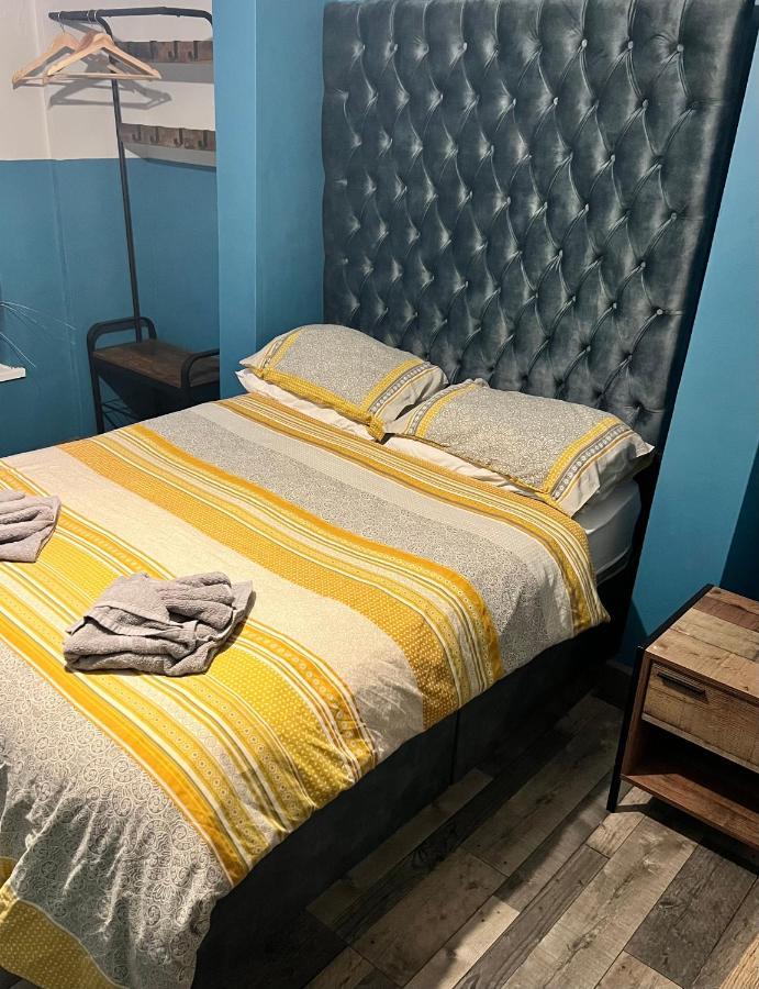 Town Center Large 2 Bedroom Apartment- Sleeps Up To 6 - Dogs Welcome - 2 Minutes From Train Station Blackpool Bagian luar foto