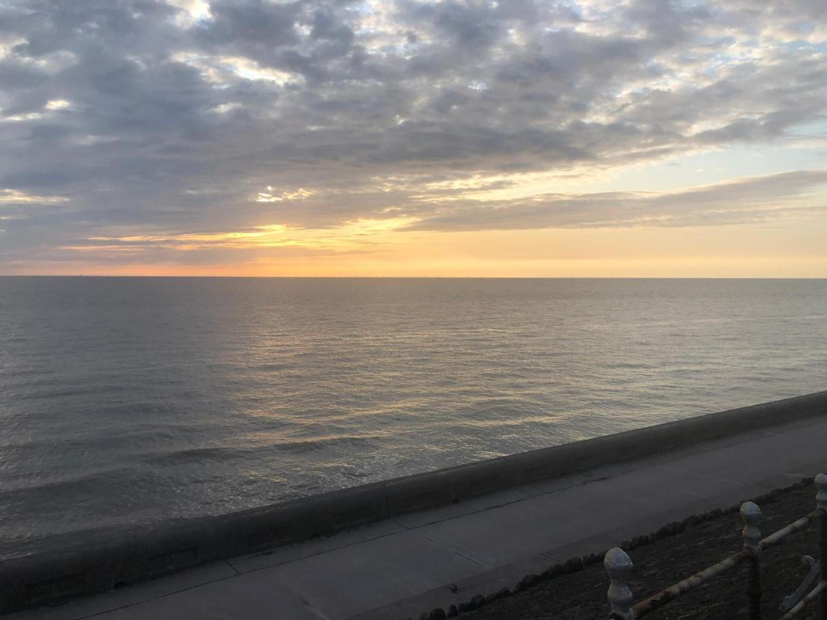 Town Center Large 2 Bedroom Apartment- Sleeps Up To 6 - Dogs Welcome - 2 Minutes From Train Station Blackpool Bagian luar foto