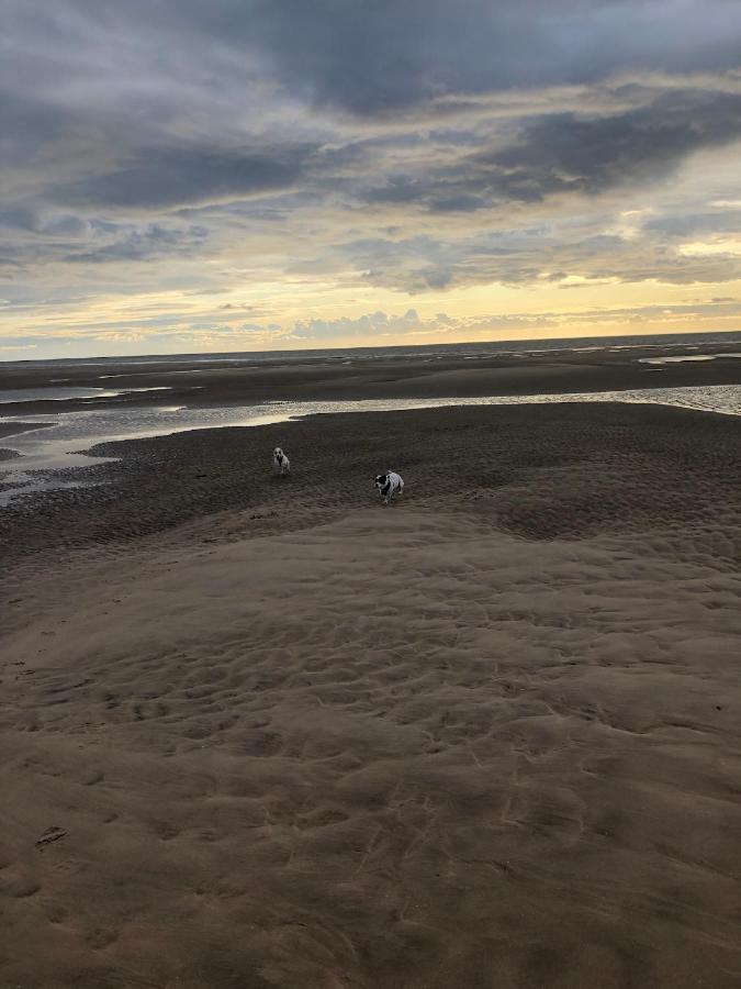Town Center Large 2 Bedroom Apartment- Sleeps Up To 6 - Dogs Welcome - 2 Minutes From Train Station Blackpool Bagian luar foto