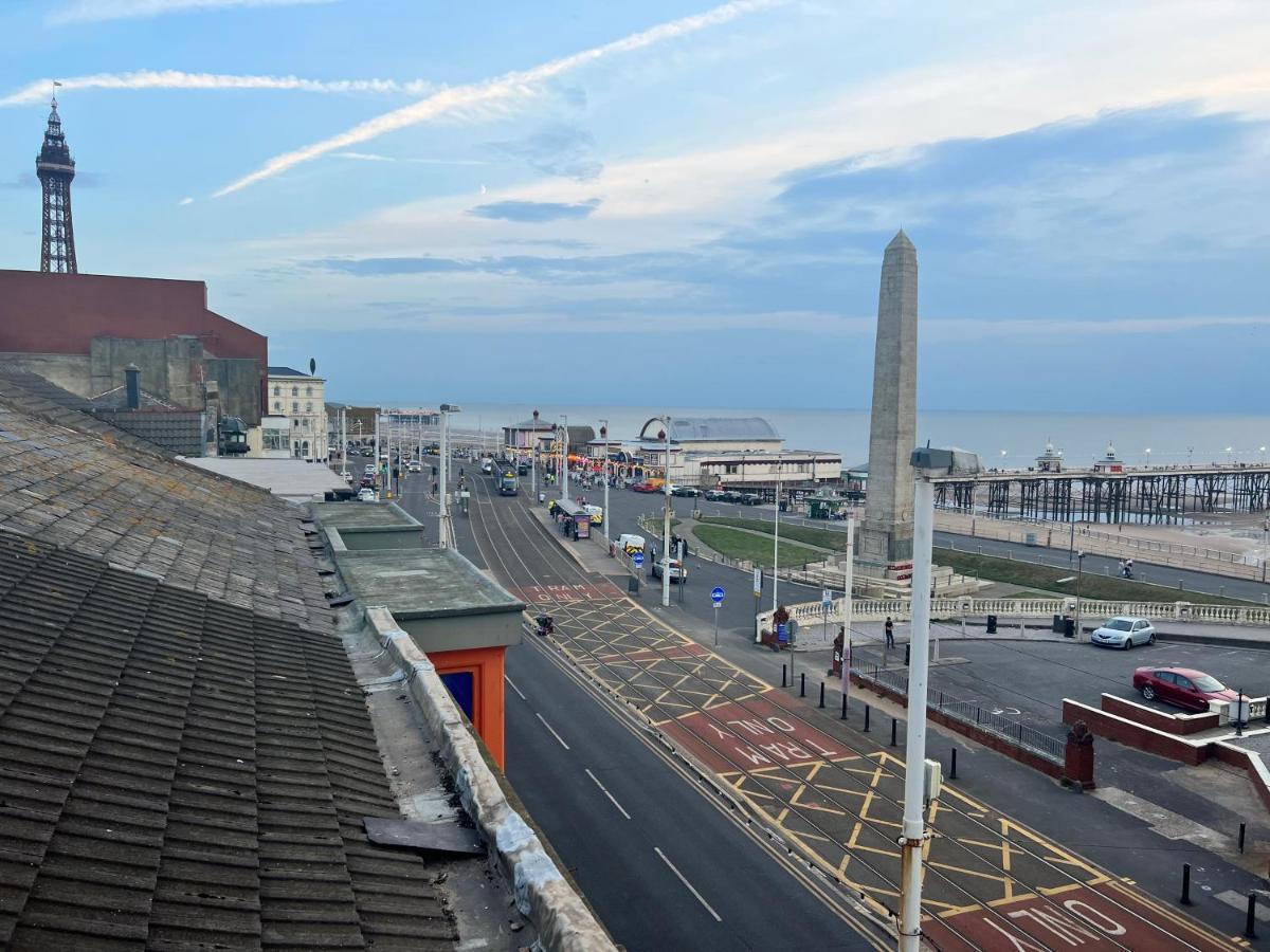 Town Center Large 2 Bedroom Apartment- Sleeps Up To 6 - Dogs Welcome - 2 Minutes From Train Station Blackpool Bagian luar foto