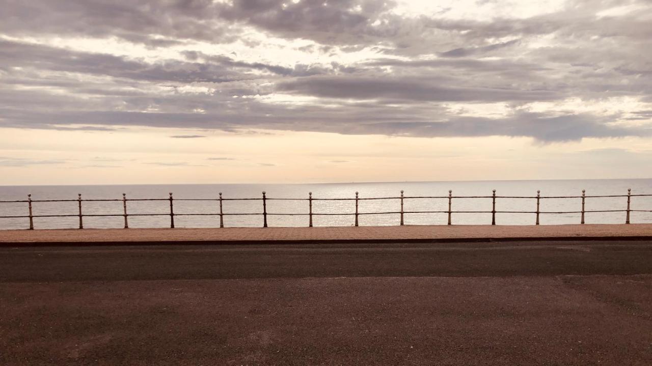 Town Center Large 2 Bedroom Apartment- Sleeps Up To 6 - Dogs Welcome - 2 Minutes From Train Station Blackpool Bagian luar foto
